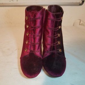 Side zip ankle boots